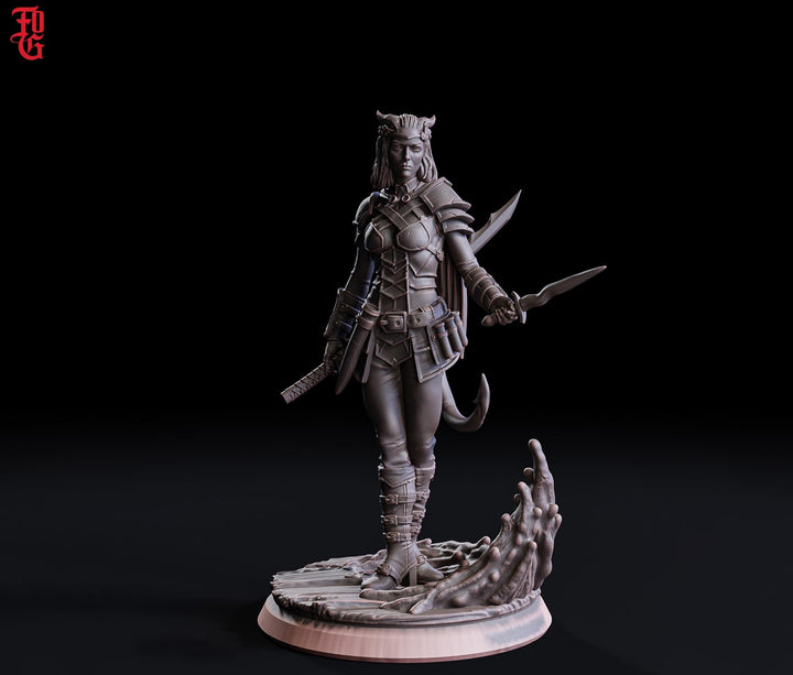 Female Tiefling Rogue Assassin Warlock hexblade |Miniature | 5 Scales | Pathfinder Figure | DnD | Figurine unpainted |